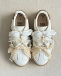 Tenis Madem Blanco detalle moño y perlas